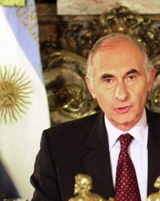 Archivo:Fernando de la Rúa - con bandera - 2001