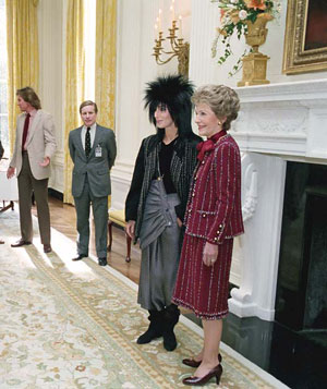 Archivo:Nancy Reagan with Cher