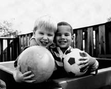 Archivo:Human eyesight two children and ball normal vision
