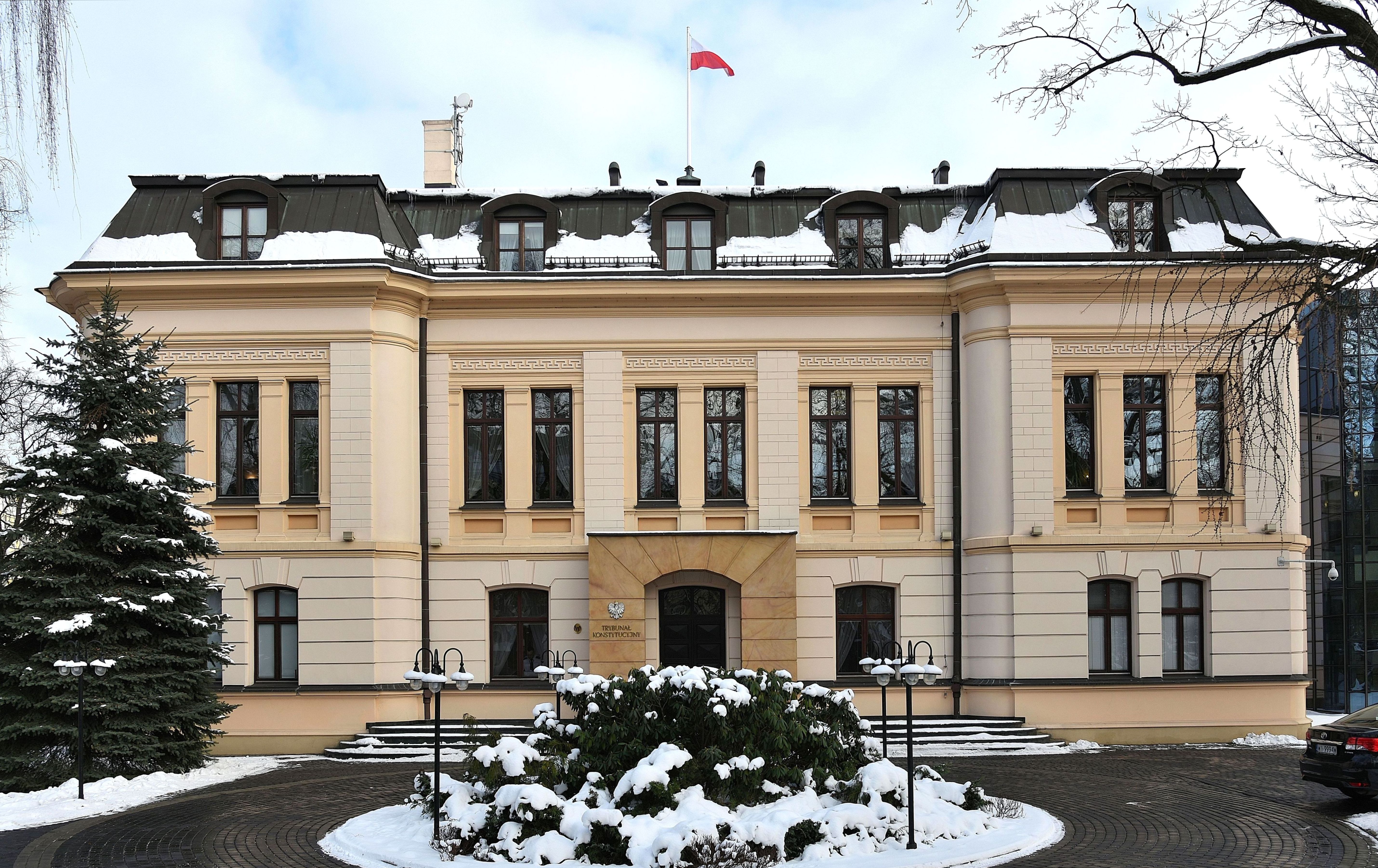 Trybunał Konstytucyjny zima 2016.jpg