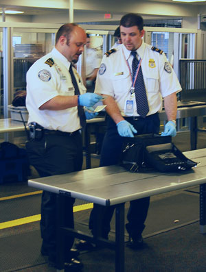 Archivo:Screening Checkpoint Boston Logan