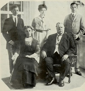 Archivo:President Taft and his family (1912)