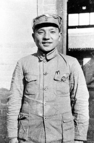 Archivo:1937 Deng Xiaoping in NRA uniform