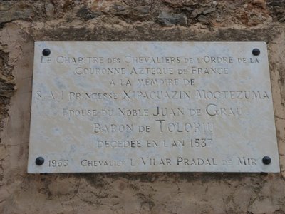 Archivo:Iglesia de Toloriu - placa a Xipaguazin Moctezuma y Juan de Grau
