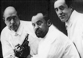 Pedro Mayoral, en el centro, con dos colaboradores