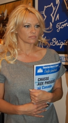 Archivo:Pamela Anderson FBB Chasse aux phoques 14 février 2008 (cropped)