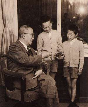 Archivo:Ichiro Hatoyama with two grandsons