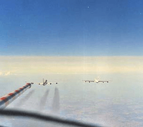 Archivo:Contrails formed at high altitude