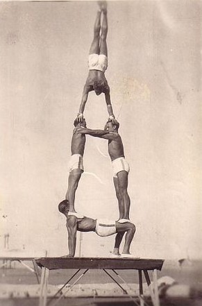 Archivo:Pyramide im Lager 380 (1944)