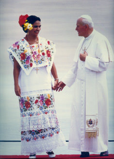 Archivo:Gobernadora de Yucatán cone el Papa