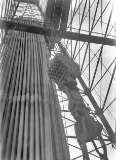 Archivo:Pulley in Oil Well