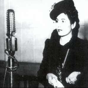 Archivo:Eva Perón - Ante un micrófono -ca 1941