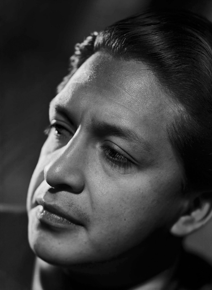 Oswaldo Guayasamín by Annemarie Heinrich, 1949.jpg