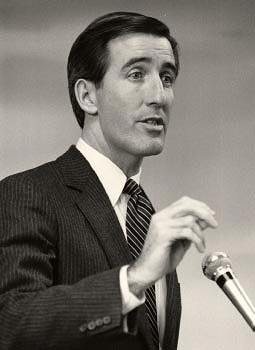 Archivo:Richard Neal as Mayor of Springfield