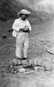 Rafael Larco Hoyle at excavation.jpg