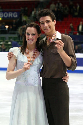 Archivo:Tessa Virtue & Scott Moir Podium 2008 Worlds