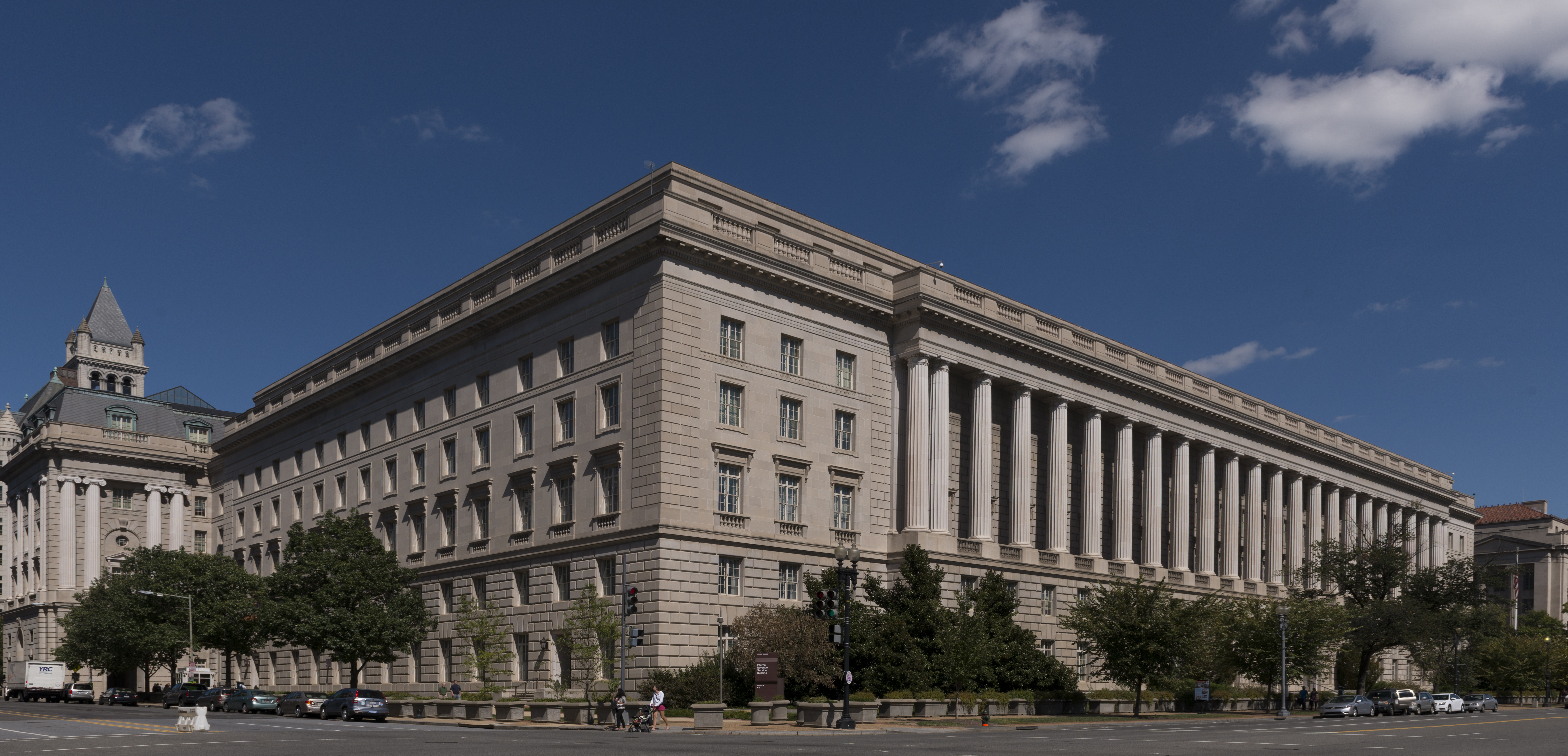 The Internal Revenue Service Building, located in the center of the Federal Triangle complex in Washington, D.C LCCN2013634106.jpg