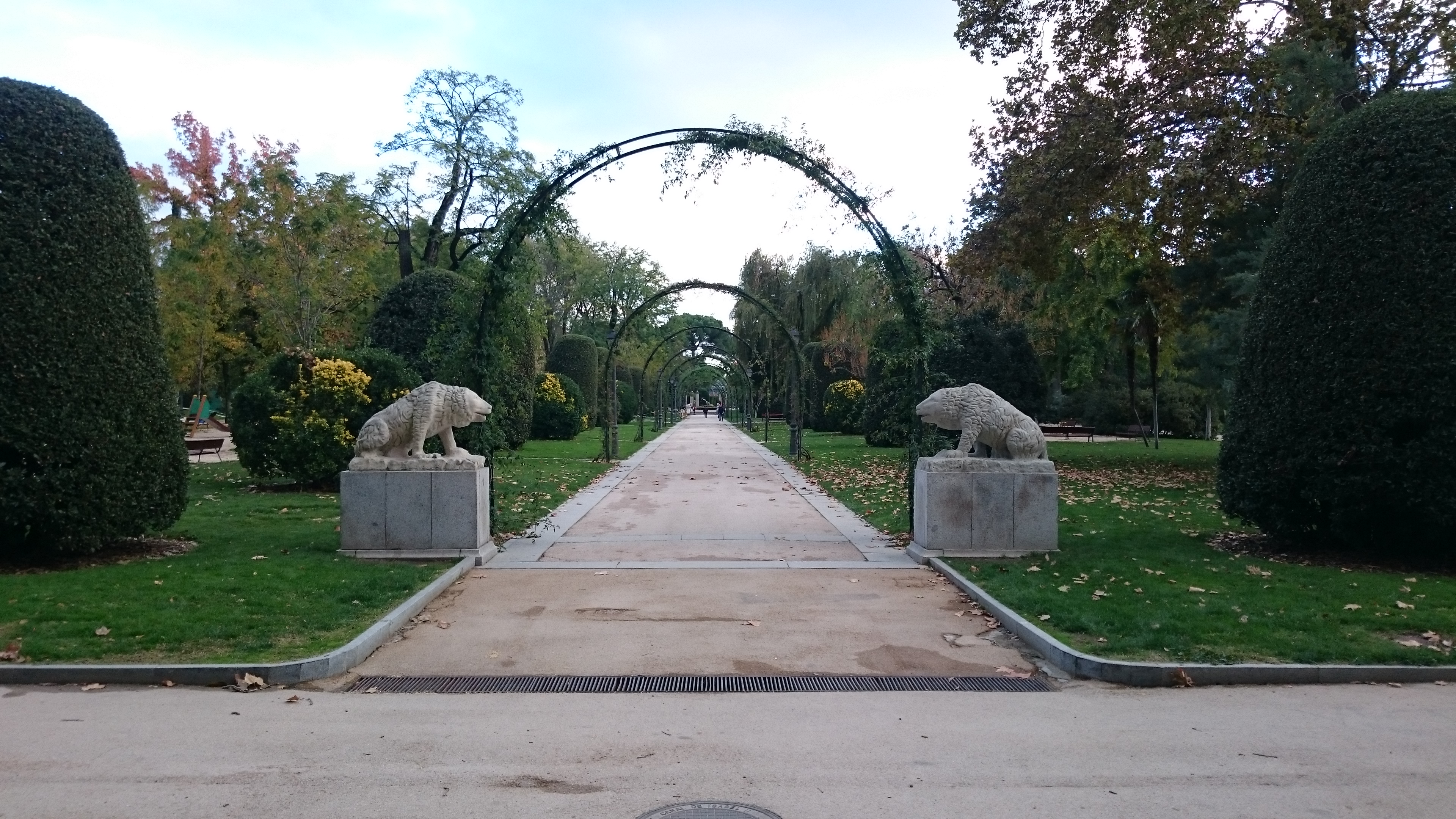 Jardines del Arquitecto Herrero Palacios (16 de noviembre de 2014, Madrid) 02.JPG