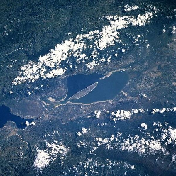 Lake enriquillo-b.jpg
