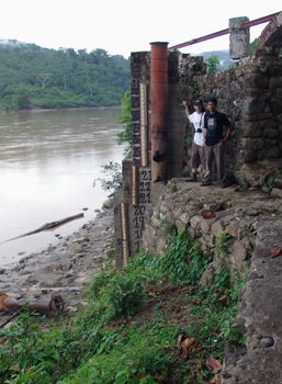 Archivo:Medición del caudal del Río Marañón (Borja, Peru) (2006-11-02)