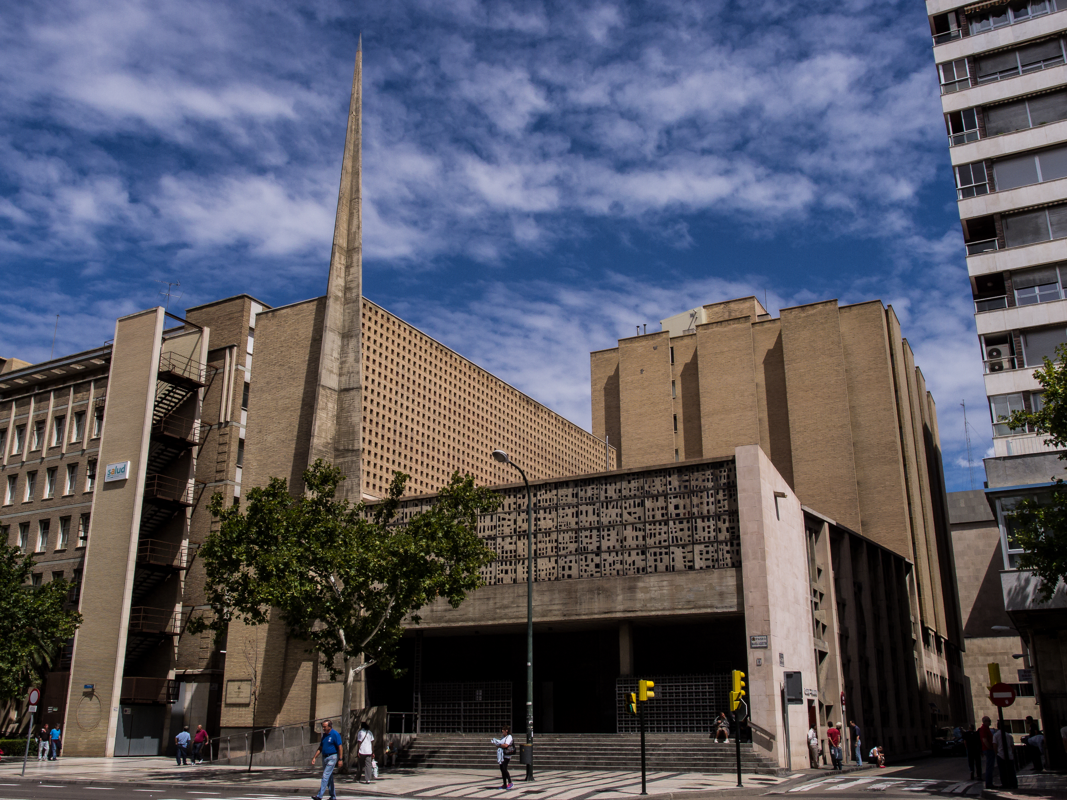 Iglesia de Nuestra Señora del Carmen y Colegio Mayor Virgen del Carmen-Zaragoza - P8156317.jpg