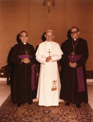 Óscar Arnulfo Romero and Arturo Rivera y Damas with Pope Paul VI.jpg