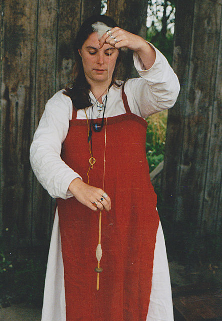 Archivo:Viking woman spinning the drop spindle