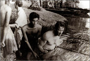 Archivo:William Holden and Chandran Rutnam while shooting The Bridge on the River Kwai