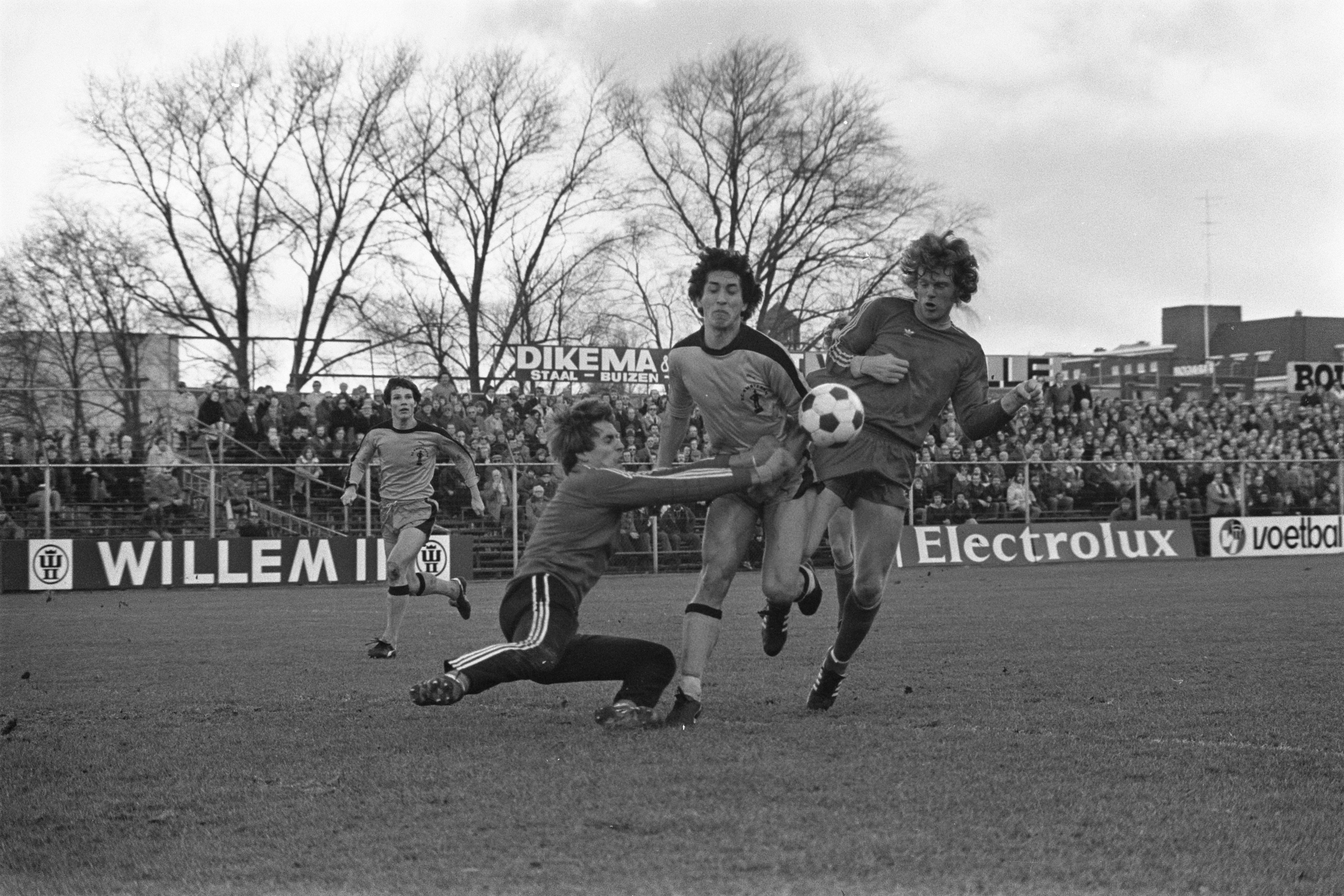 FC Amsterdam tegen Go Ahead 1-2 v.l.n.r. doelman Spijkerman (GA), Wetzel (FCA) , Bestanddeelnr 929-0027.jpg