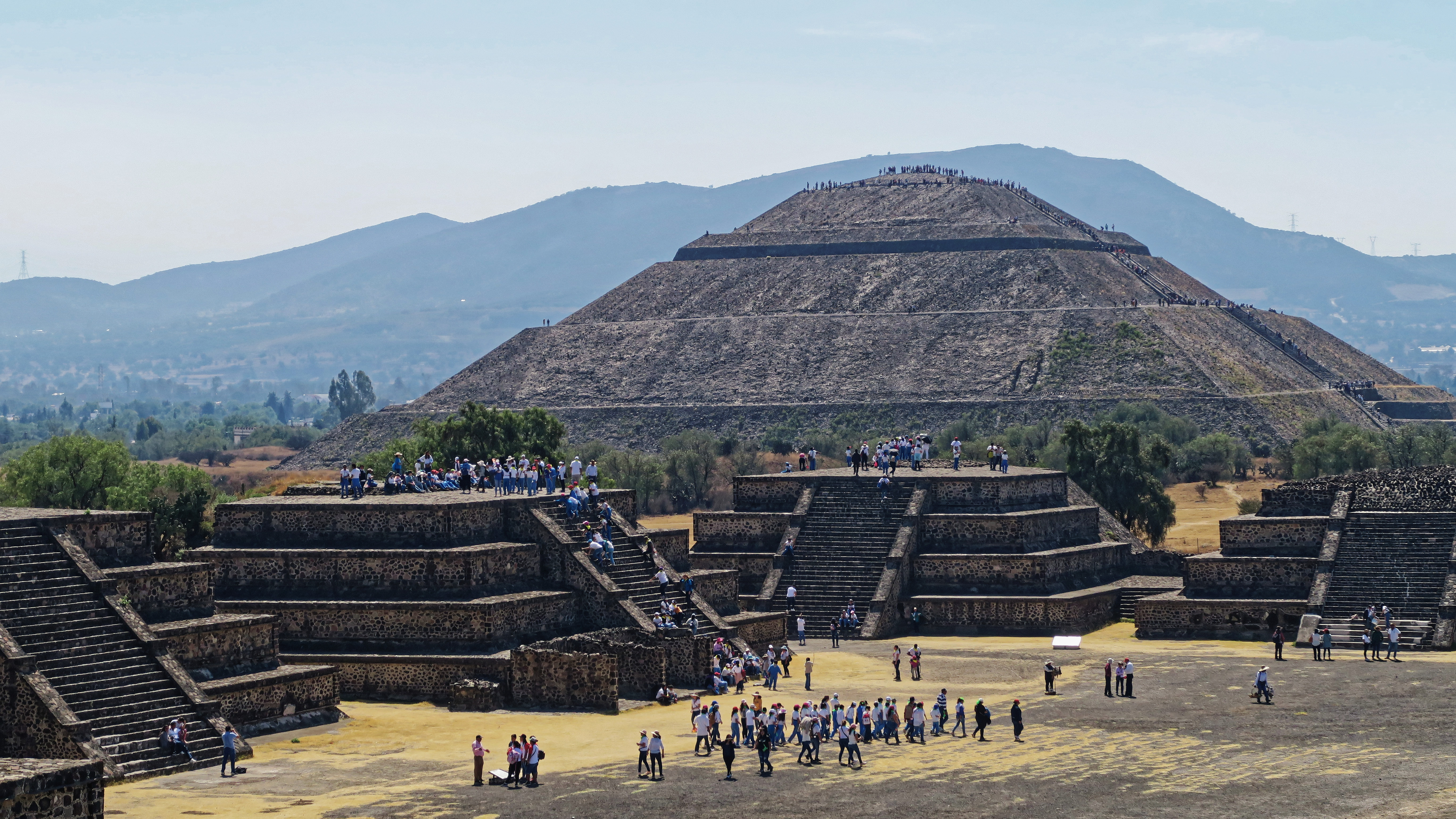 2020-02-11 Teotihuacan la Avenida de los Muertos y la Pirámide del Sol.jpg