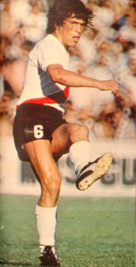 Archivo:Passarella kicking