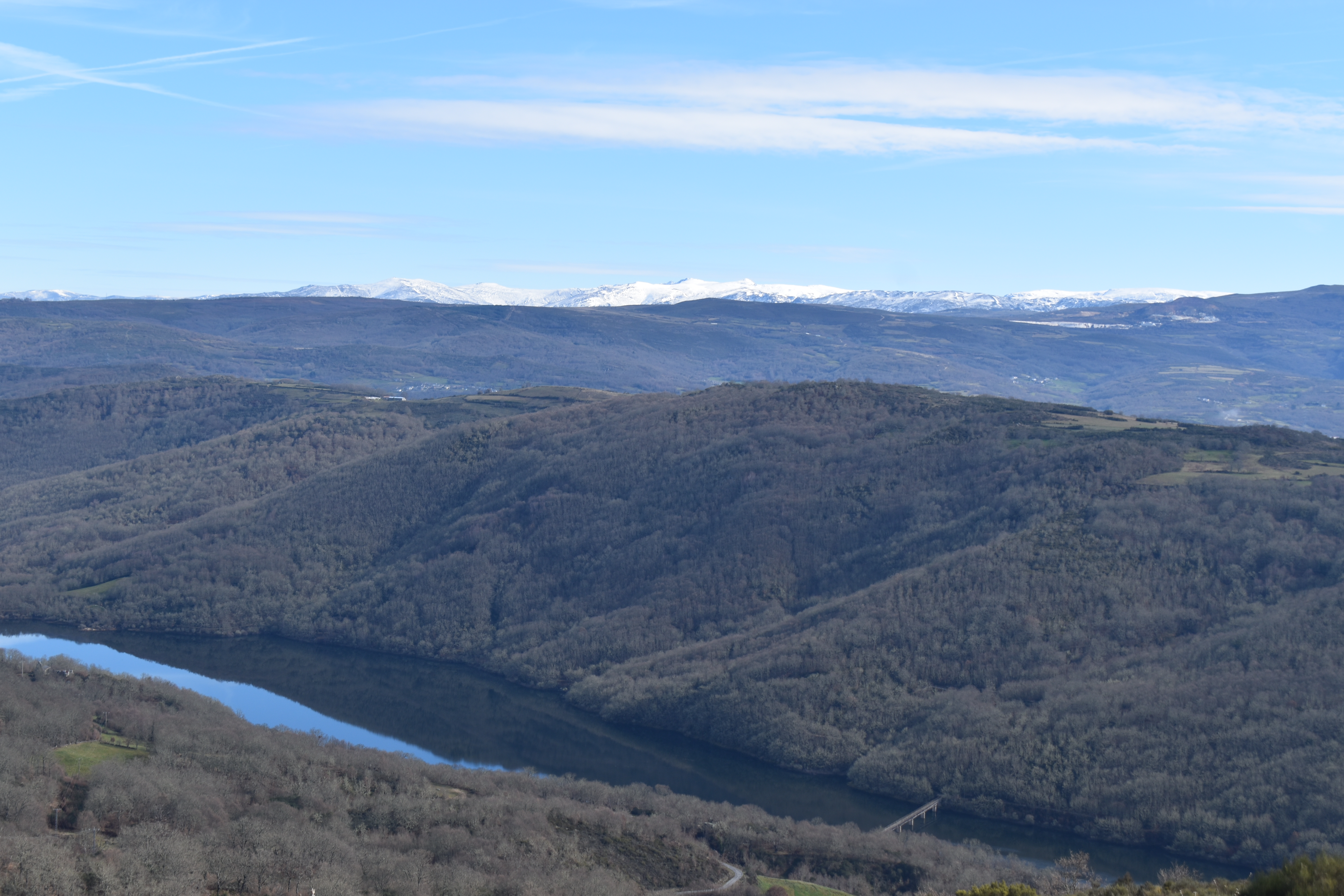 Encoro do Vao no río do Conso e Pena Trevinca.jpg
