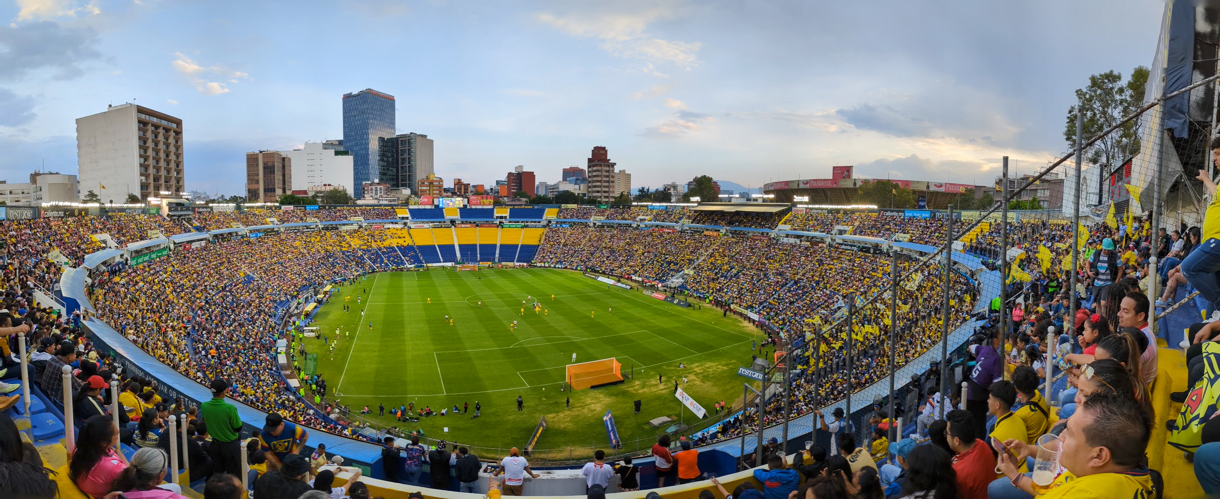 Estadio de la Ciudad de los Deportes durante un América Chivas Femenil 01.jpg