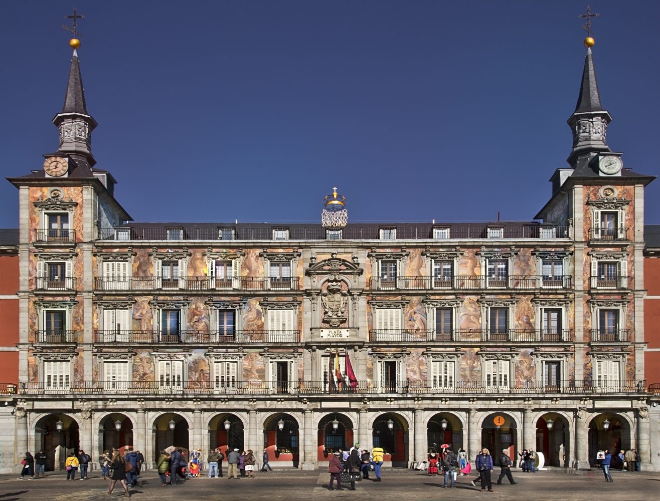 Visita turística guiada por la Plaza Mayor con motivo de su IV Centenario (01).jpg