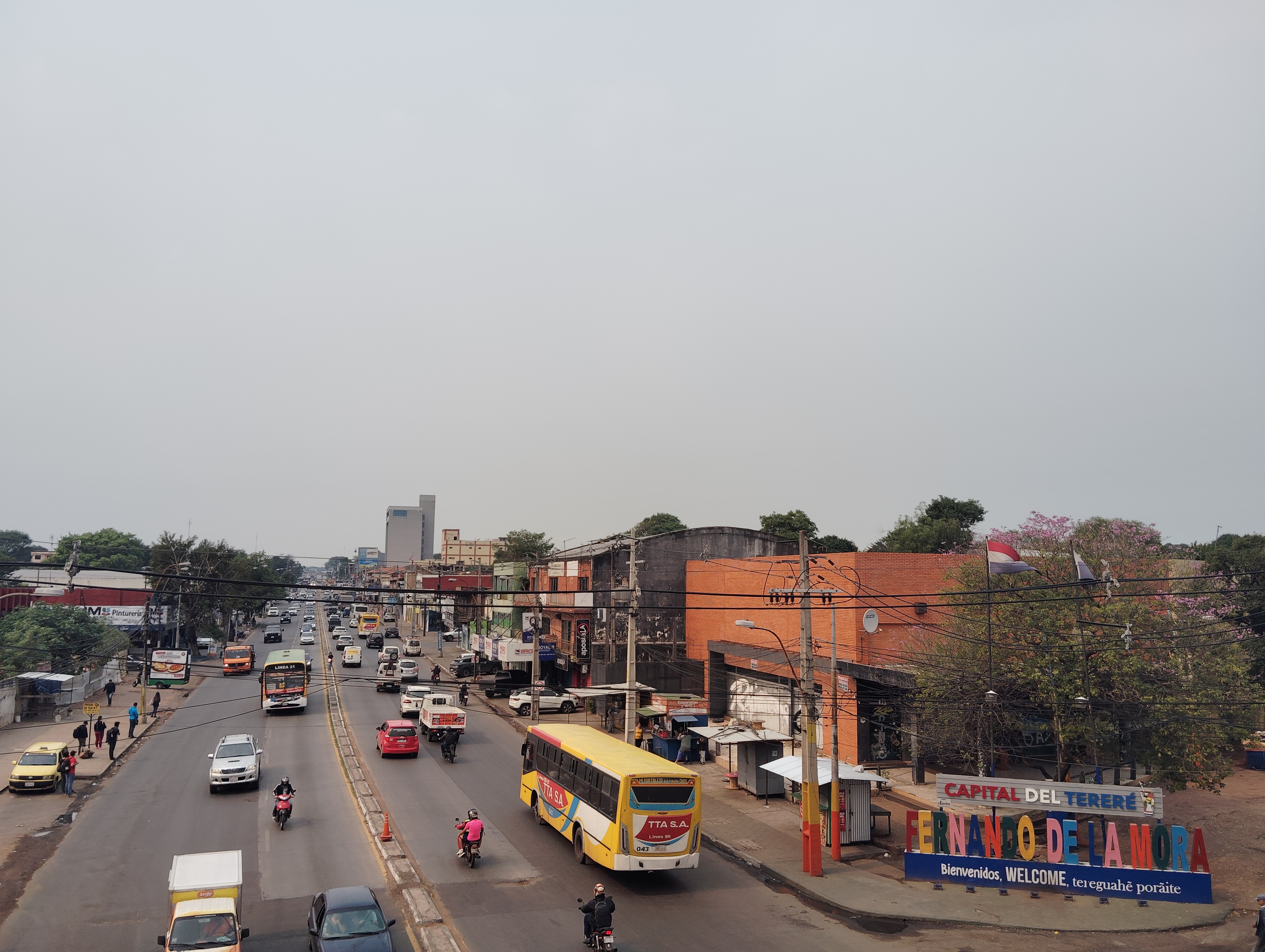 Vista de la entrada a la ciudad de Fernando de la Mora, Paraguay.jpg