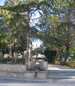 Archivo:Plaza de la Fortaleza, en Huétor Santillán (Granada)