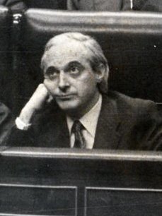 Archivo:(Pérez Llorca) Leopoldo Calvo Sotelo en el pleno del Congreso de los Diputados (cropped)