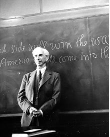 Archivo:Bertrand Russell (c. April 1940)