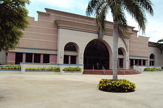 Archivo:Front view of the Guayama Convention Center