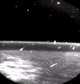 Archivo:Leonid meteor shower as seen from space (1997)