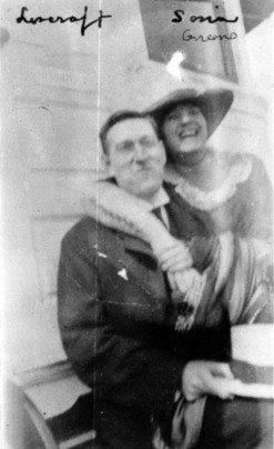 Archivo:H. P. Lovecraft and Sonia Greene, 5 July 1921