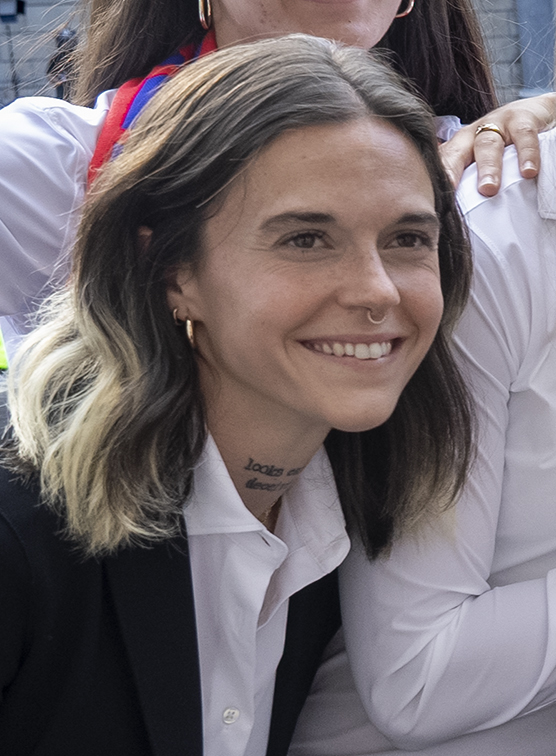 Ada Colau rep les jugadores del Barça femení després de proclamar-se campiones d’Europa 14 (cropped - León).jpg