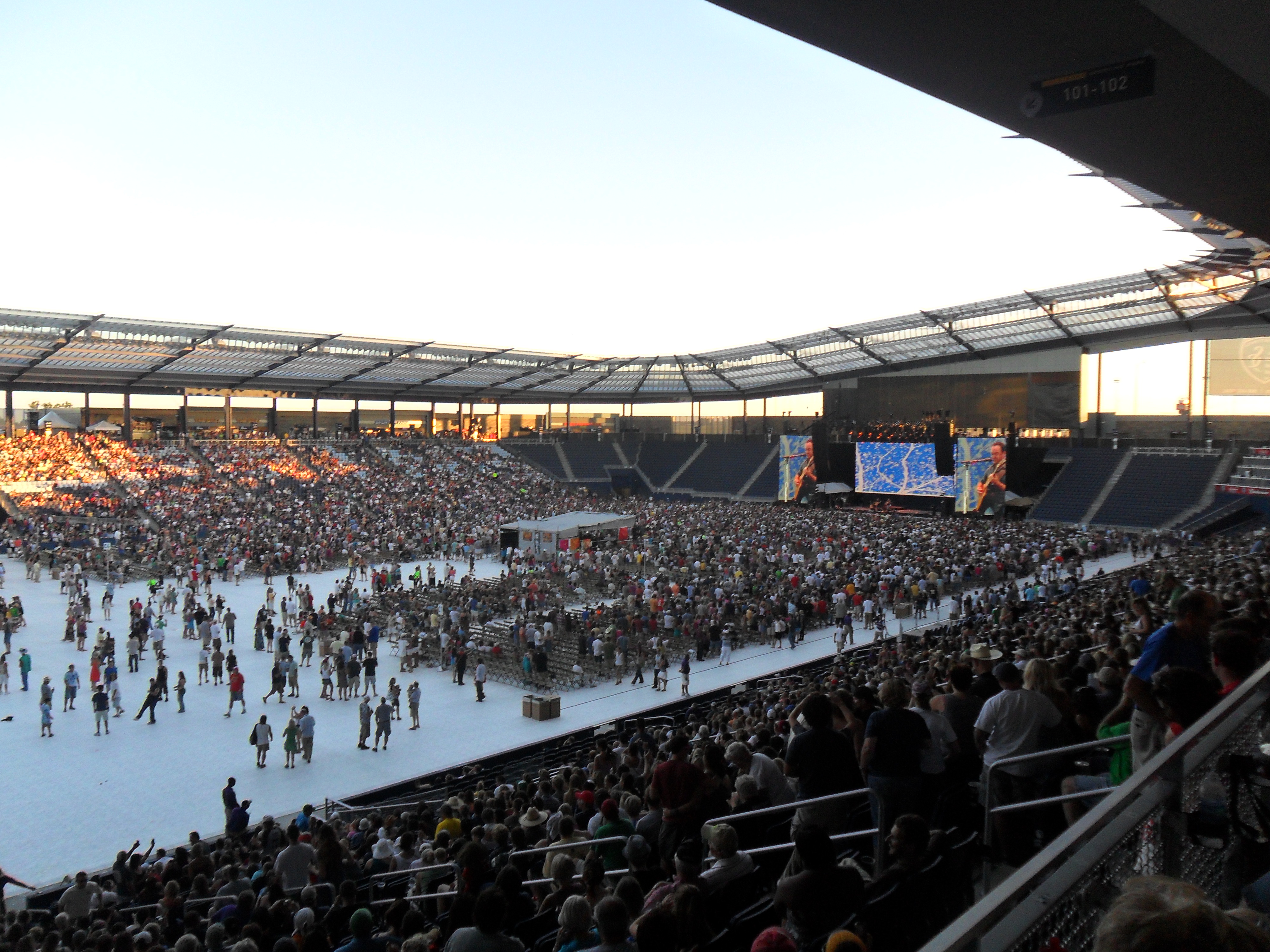 Farm Aid 2011 - Dave Matthews and Tim Reynolds - Livestrong Sporting Park KCK.jpg