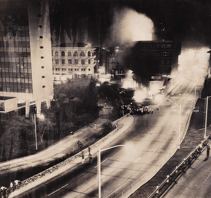 Rioters grouping on President Kennedy Avenue, Panama City, January 1964.png