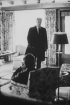 Archivo:President Nixon and H R Haldeman 1972