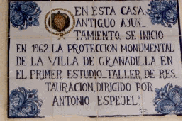 Archivo:Granadilla Caceres, restoration plaque