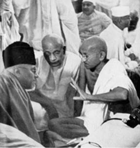Archivo:Gandhi, Patel and Maulana Azad Sept 1940