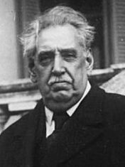 José Batlle y Ordóñez en la escalinata (cropped).jpg