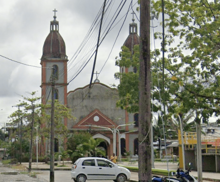Iglesia principal junto al Parque Simón Bolivar