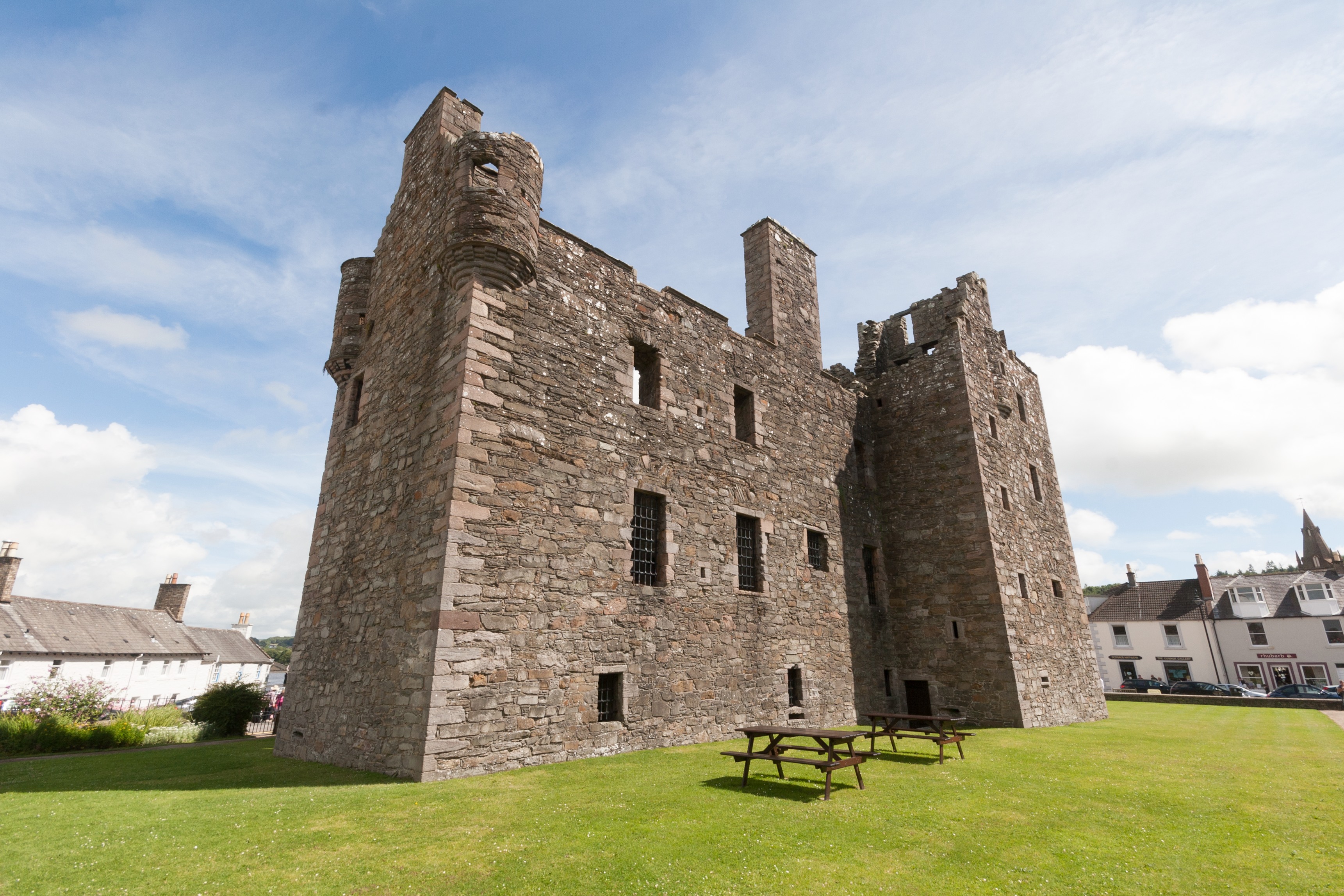 MacLellan's Castle exterior 2 August 2013.jpg